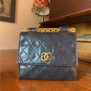 VINTAGE AUTHENTIC CHANEL LAMBSKIN SHOULDER BAG